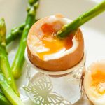 Яйца с аспержи и пармезан